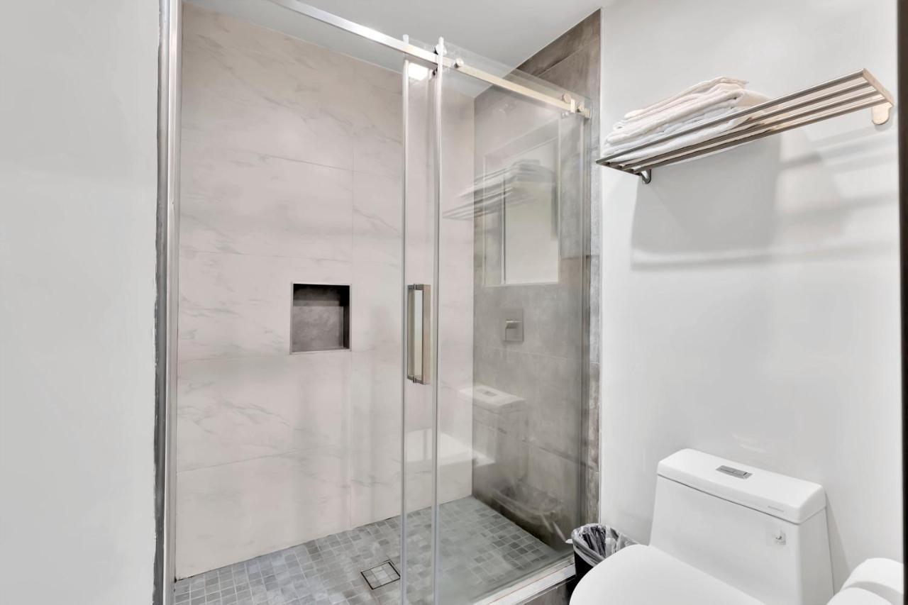 Exclusivo Inn And Suites Lakewood Bagian luar foto