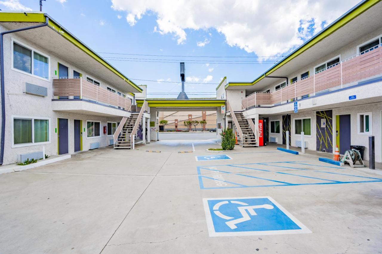 Exclusivo Inn And Suites Lakewood Bagian luar foto